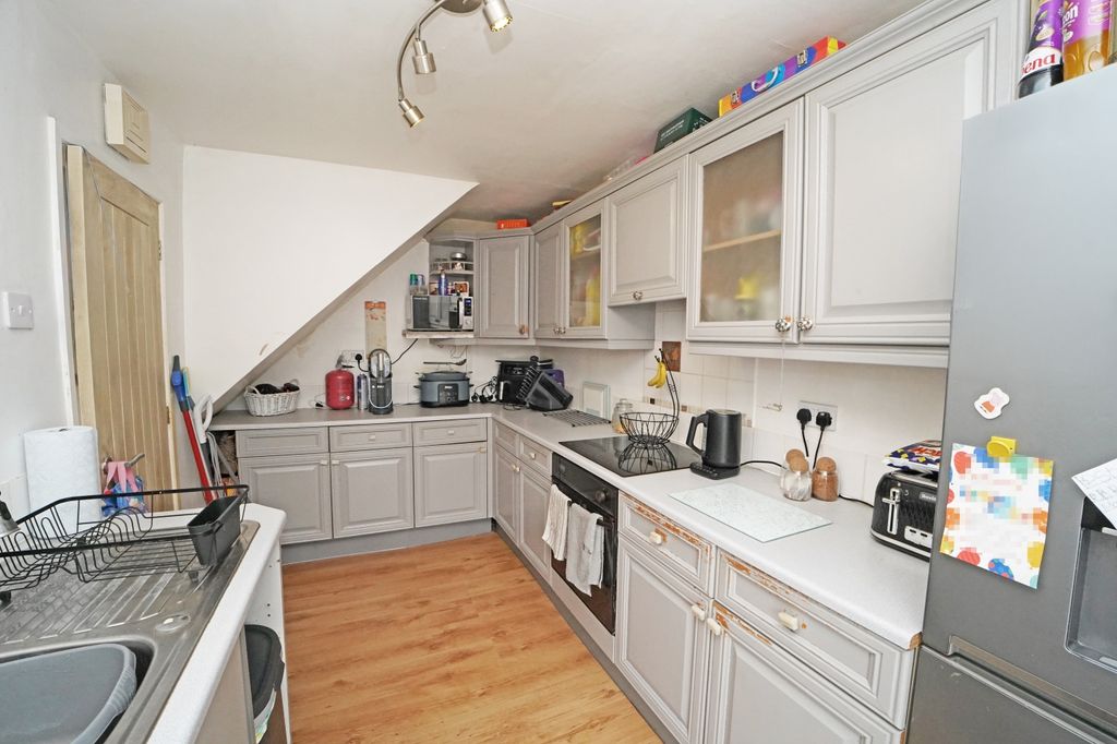 Property photo 3 of 9 Kitchen