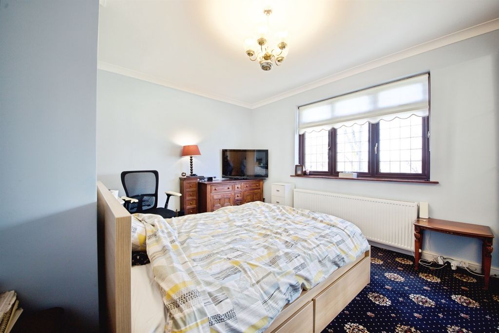 Additional image 6 of 4 bed semi-detached house for saleWood Lane, Dagenham RM8