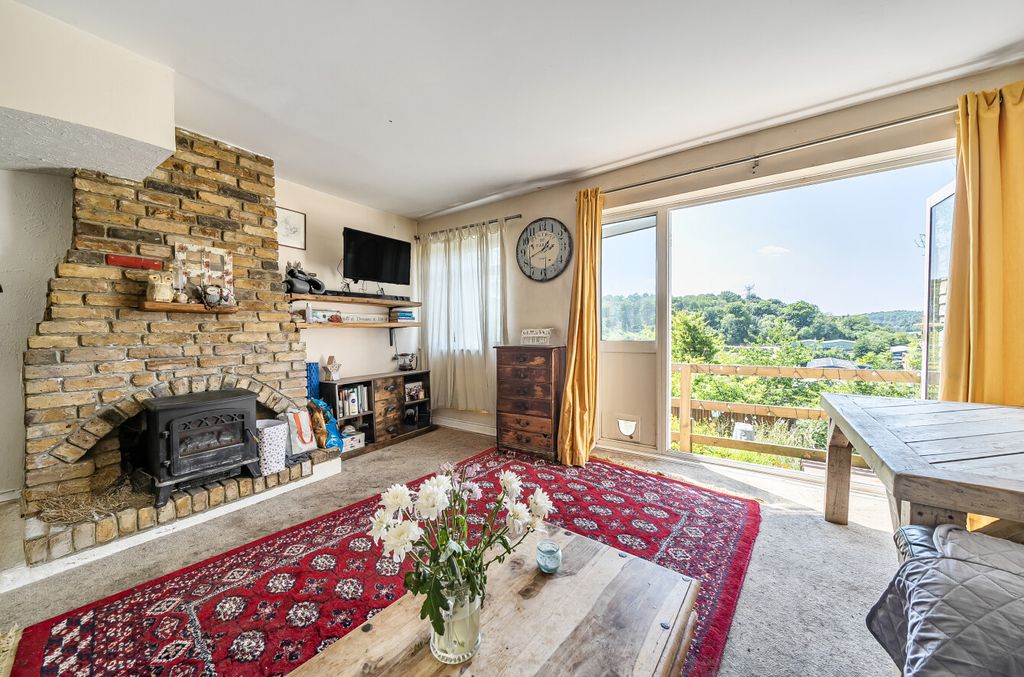 Property photo 2 of 13 1303834-15-685451...