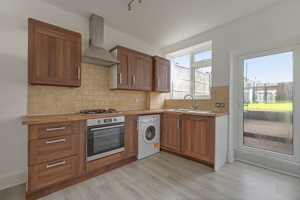 Property photo 2 of 12 91A Spa Hill, Se25 - 5