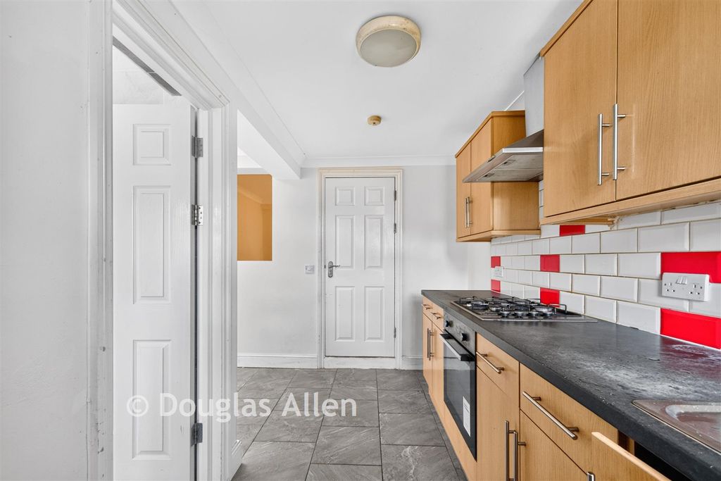 Property photo 3 of 11 Kitchen