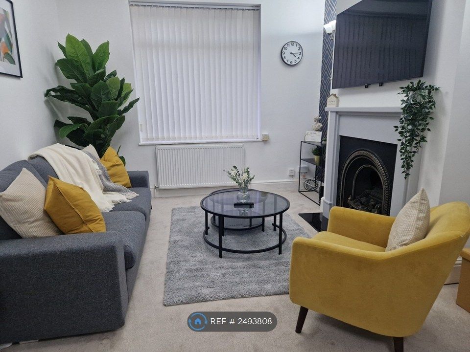 Property photo 2 of 20 Living Room