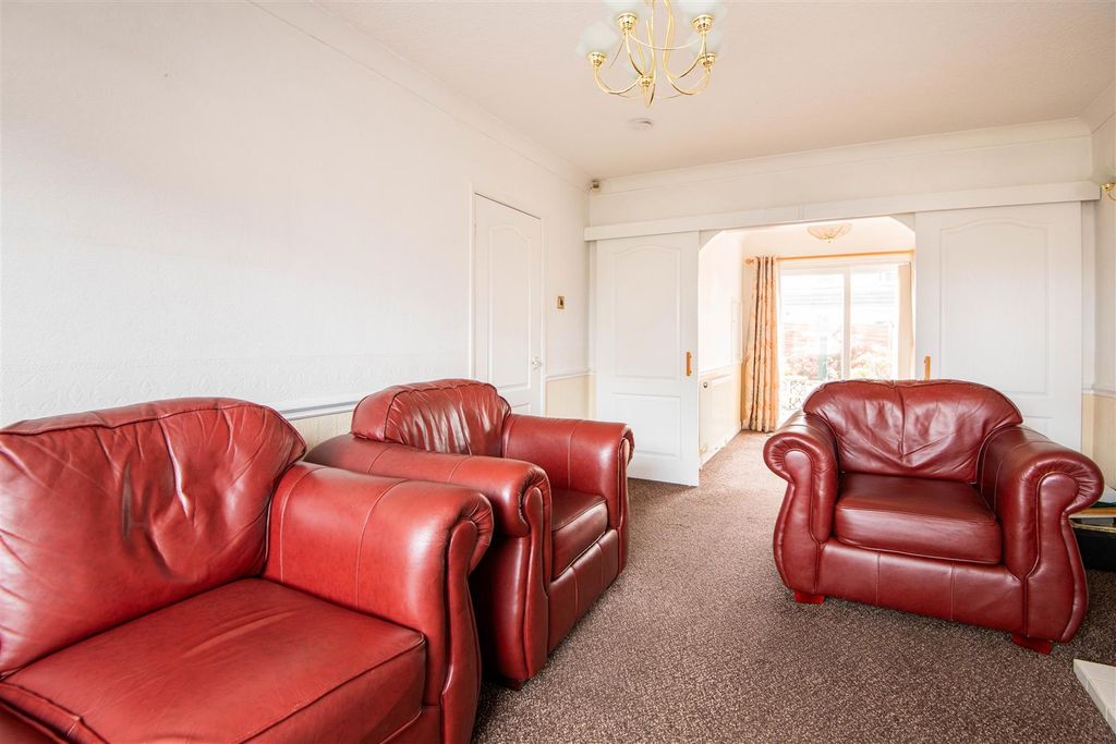 Property photo 3 of 13 Lounge