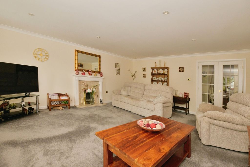 Property photo 3 of 19 Lounge