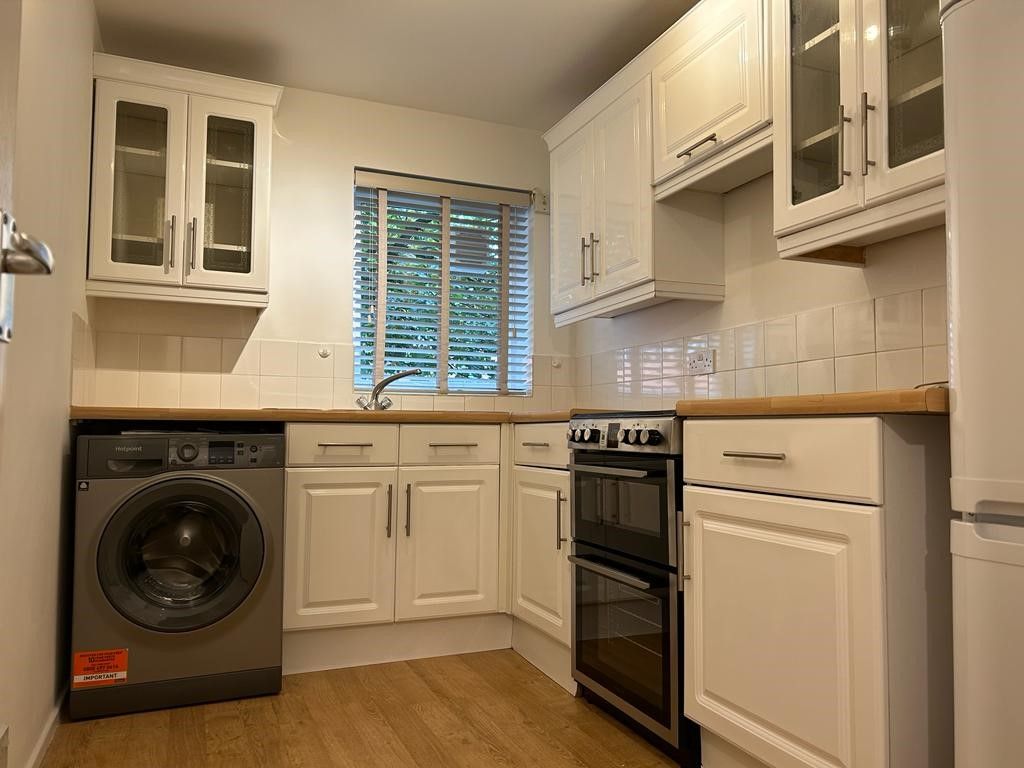 Property photo 2 of 10 Kitchen