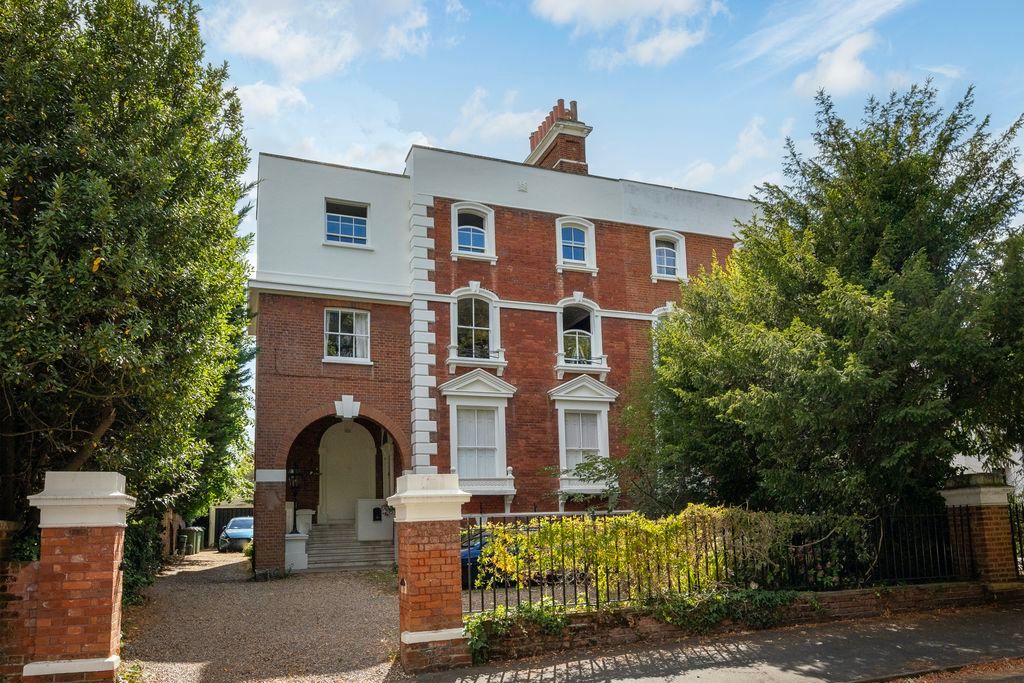 Property photo 1 of 17 Palace Road, East Molesey