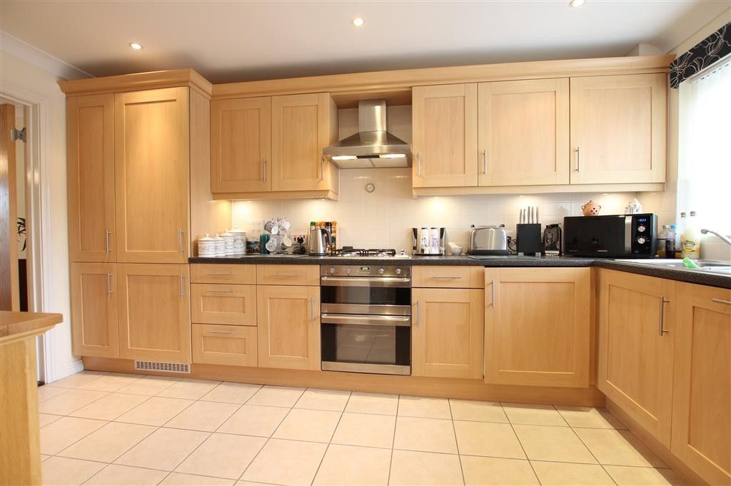 Property photo 3 of 11 Kitchen