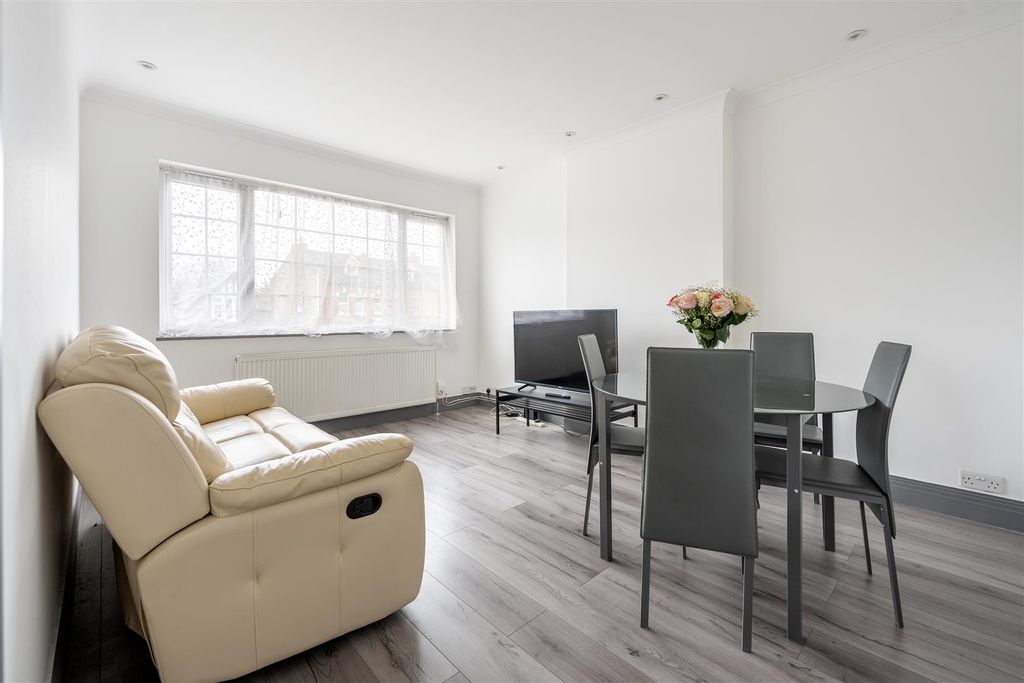 Property photo 3 of 17 Cambridge Road, E11