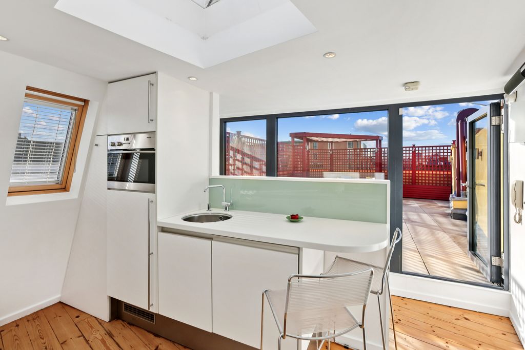 Property photo 3 of 31 Roof Terrace