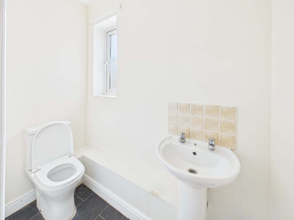 Property photo 3 of 12 Cloakroom