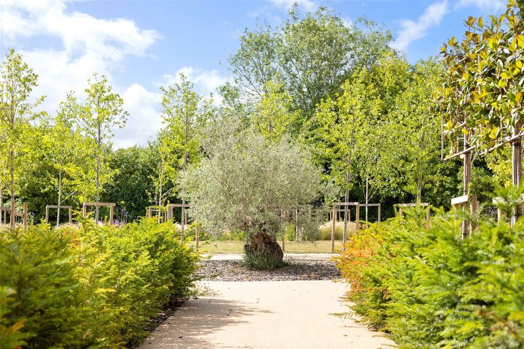 Property photo 2 of 10 Show Apartment