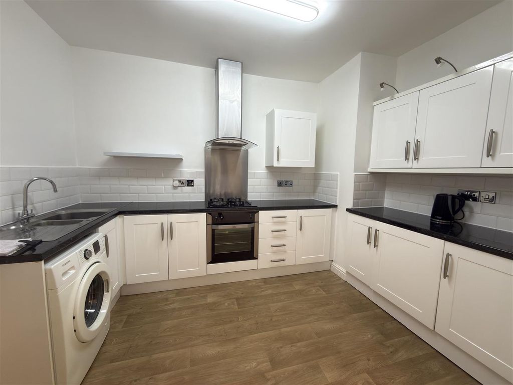 Property photo 3 of 8 Kitchen