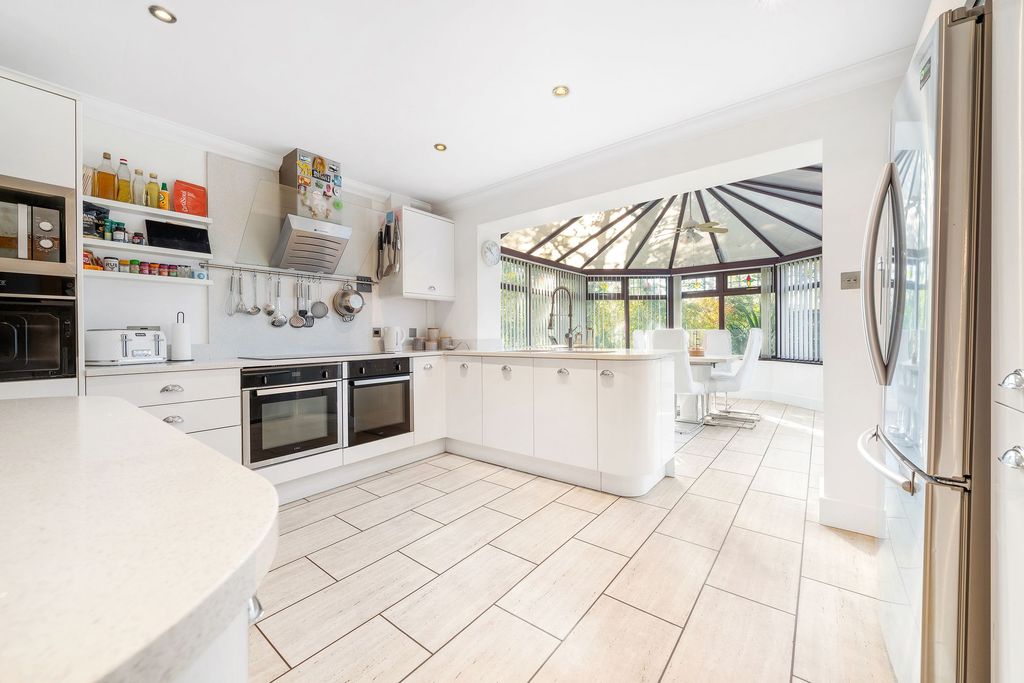 Property photo 2 of 23