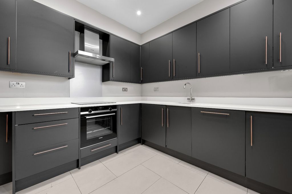 Property photo 3 of 10 Kitchen