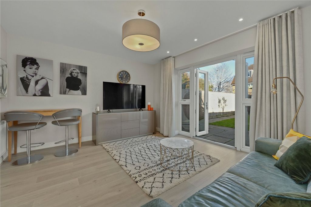 Property photo 3 of 10 Lounge