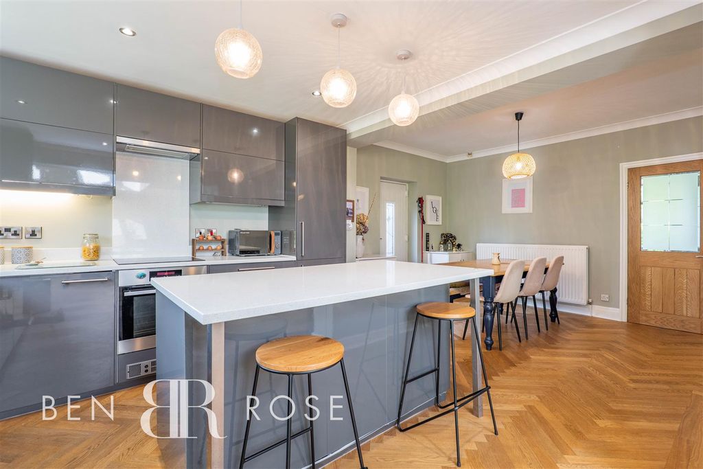 Property photo 3 of 28 Kitchen/Breakfast Room