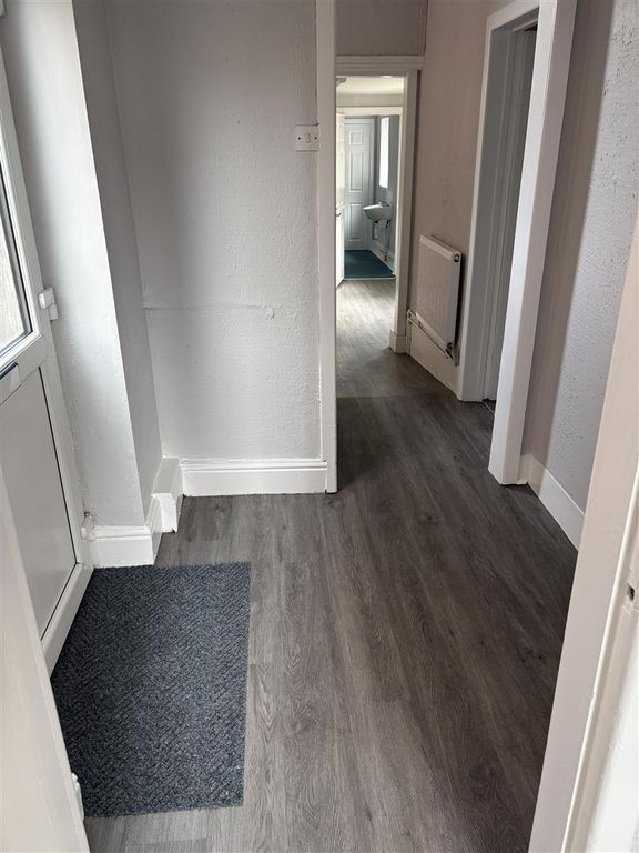 Property photo 2 of 7 Hallway