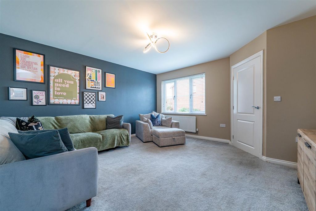 Property photo 2 of 32 Lounge