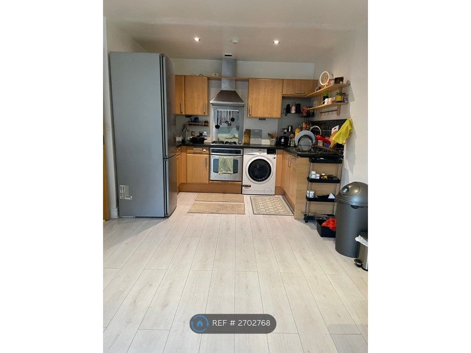 Property photo 3 of 8 Kitchen