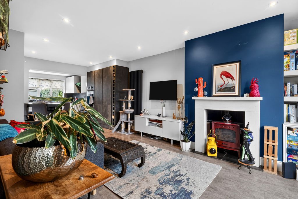 Property photo 2 of 22 Lounge