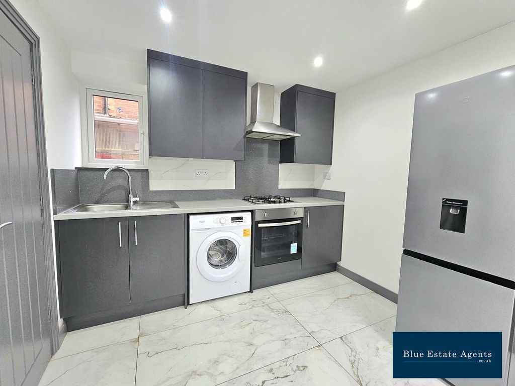 Property photo 2 of 7 Kitchen