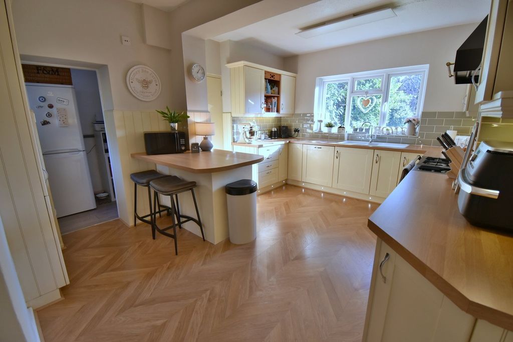 Property photo 3 of 28