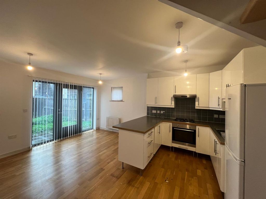 Property photo 3 of 10 Livingroom .Jpg