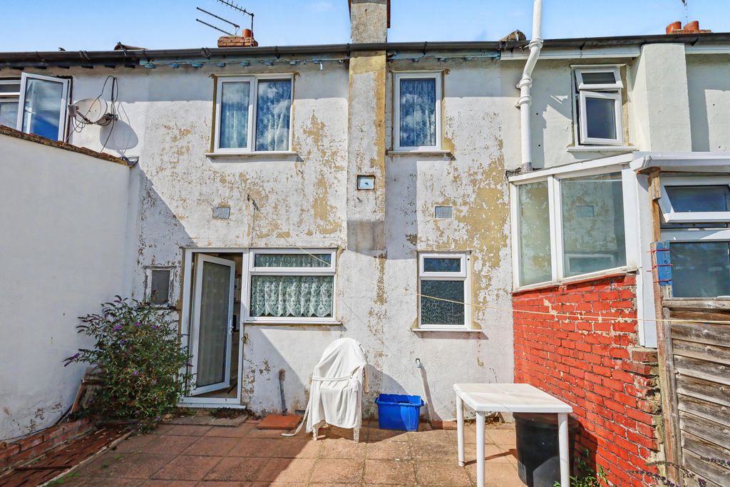 Property photo 2 of 17 30 Southern Drive, Loughton, Ig10 3Bu