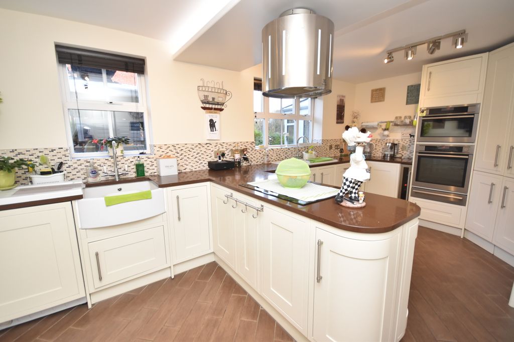 Property photo 3 of 30 Kitchen