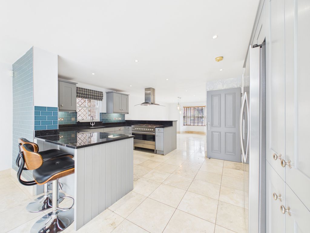 Property photo 2 of 38 Cam01984G0-Pr0552-Still027