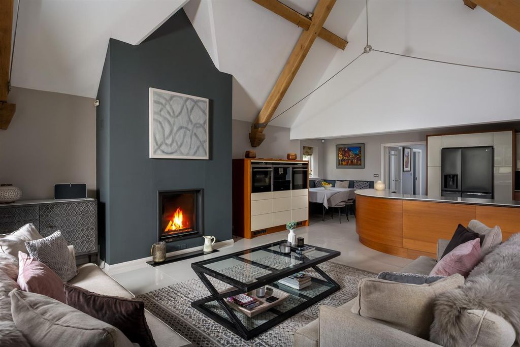 Property photo 3 of 35 21 - Highfield House - Gl54 4Aa - Web.Jpg