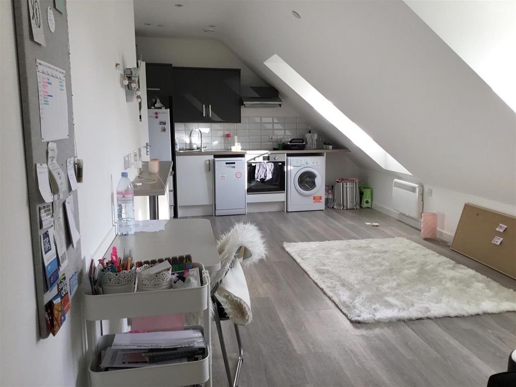 Property photo 3 of 8 Bright Modern Studio With Sleek Kitchen Area...