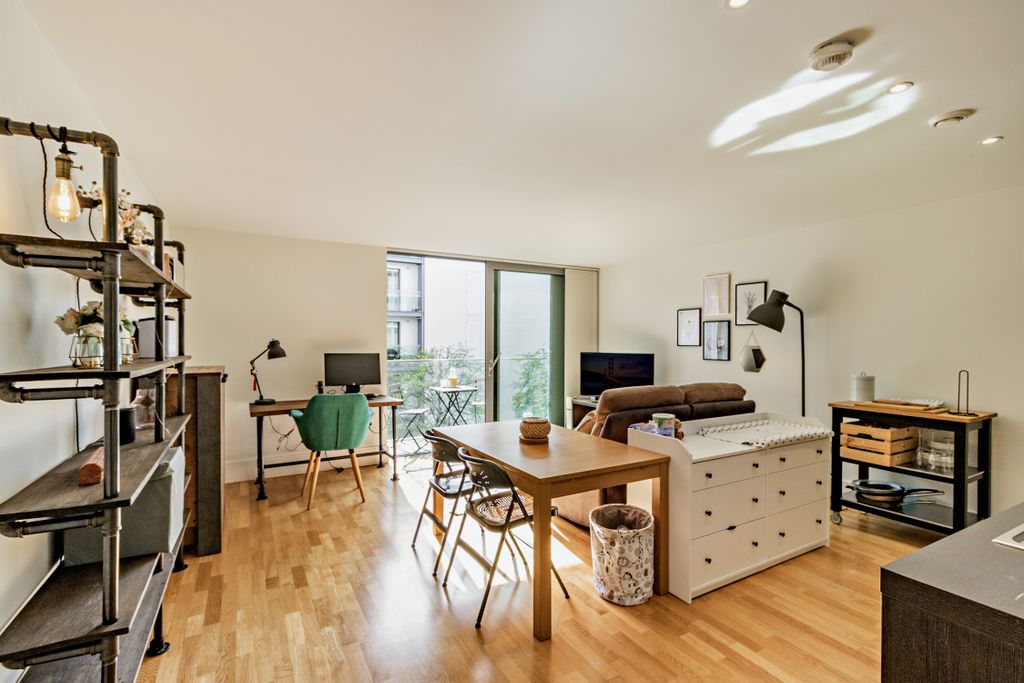Property photo 1 of 12 8550129-Interior04-800