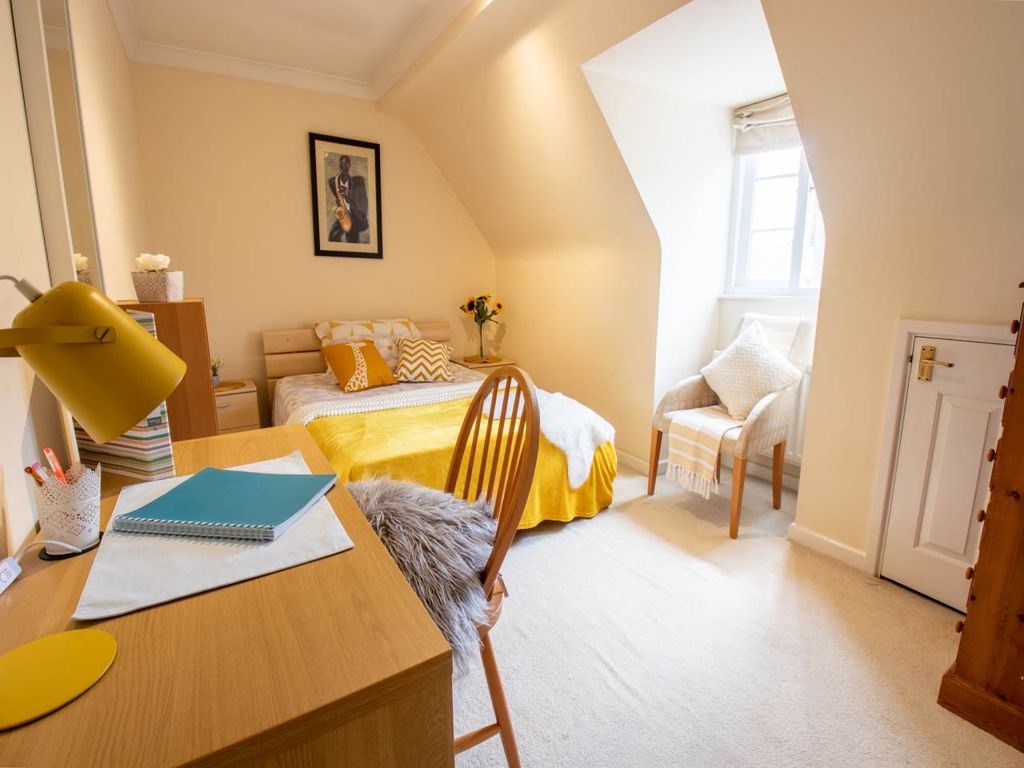 Property photo 2 of 15 Bedroom