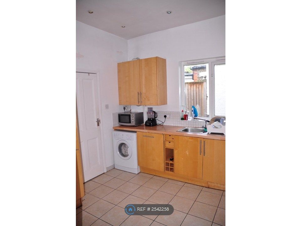 Property photo 3 of 7 Kitchen