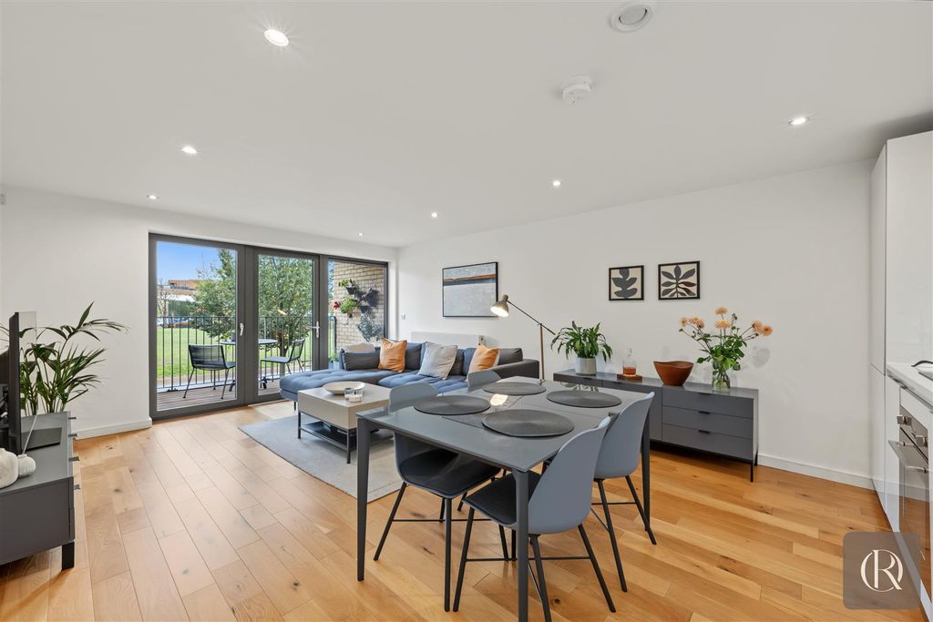 Property photo 3 of 13 Flat 4, 8 Henry Road, London Sw9 7Bq-With Watermar
