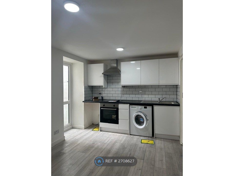 Property photo 2 of 8 Kitchenette