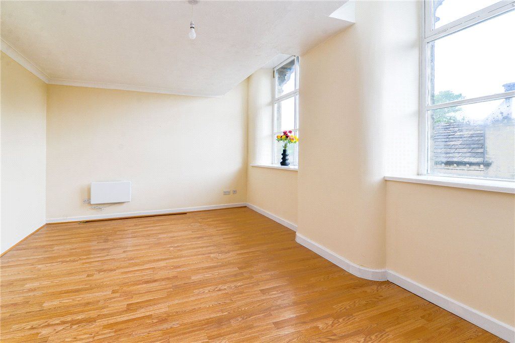 Property photo 3 of 14 Lounge