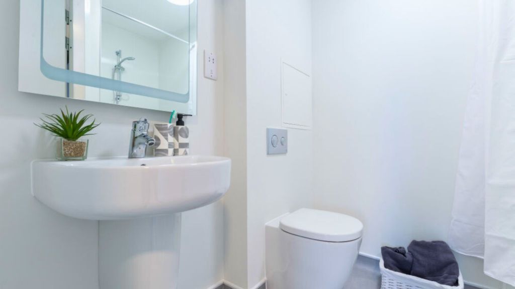 Property photo 3 of 11 Bathroom