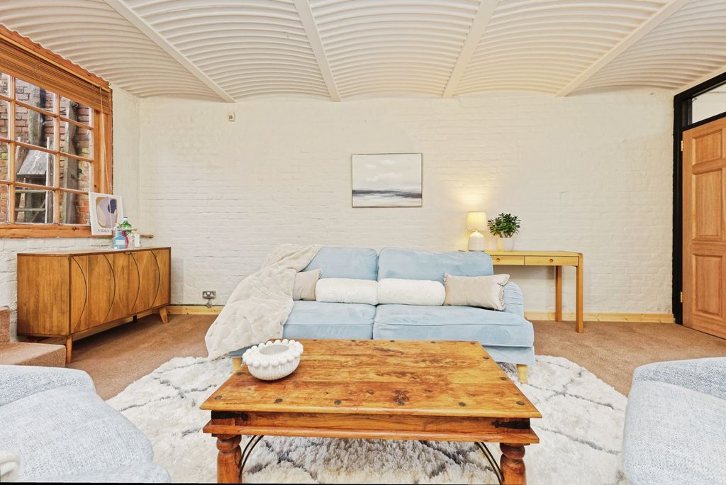 Property photo 3 of 20 Pbox-Img.Jpg