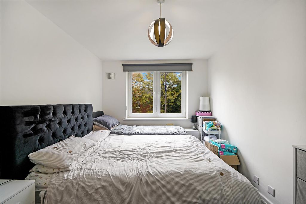 Property photo 1 of 15 Flat 9 64 The Grove Iselworth London Tw7 4Ja - 001