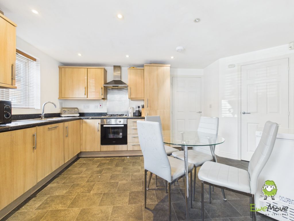 Property photo 2 of 11 Ewemove Basingstoke Carter Drive Kitchen
