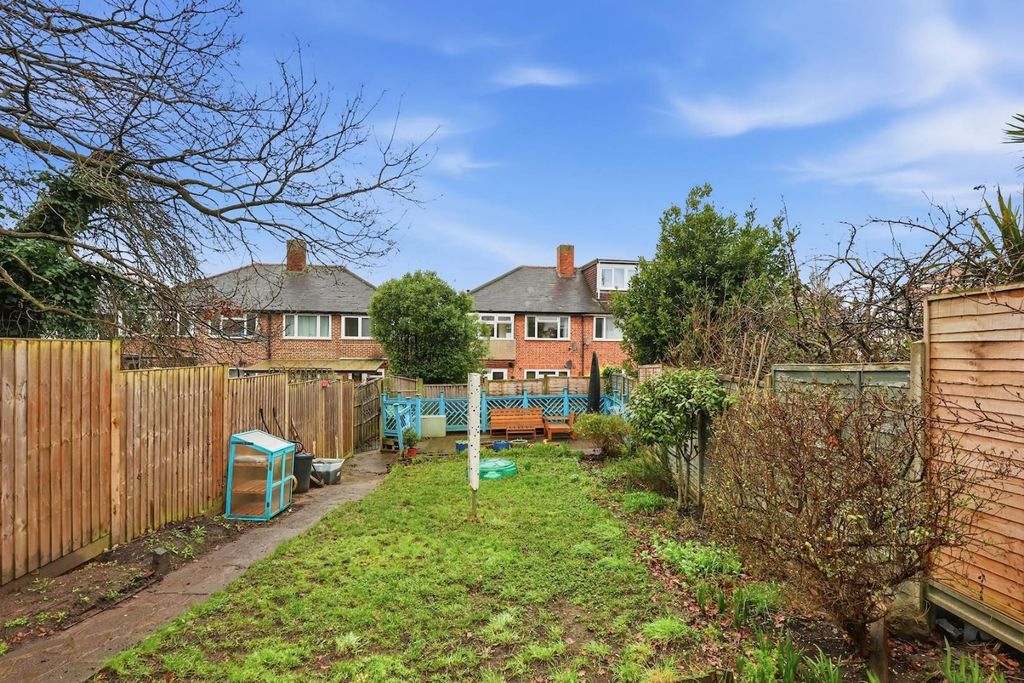 Property photo 2 of 11 13-34F9Jhpropworld - 11 Meadowview Road - 40-Medi