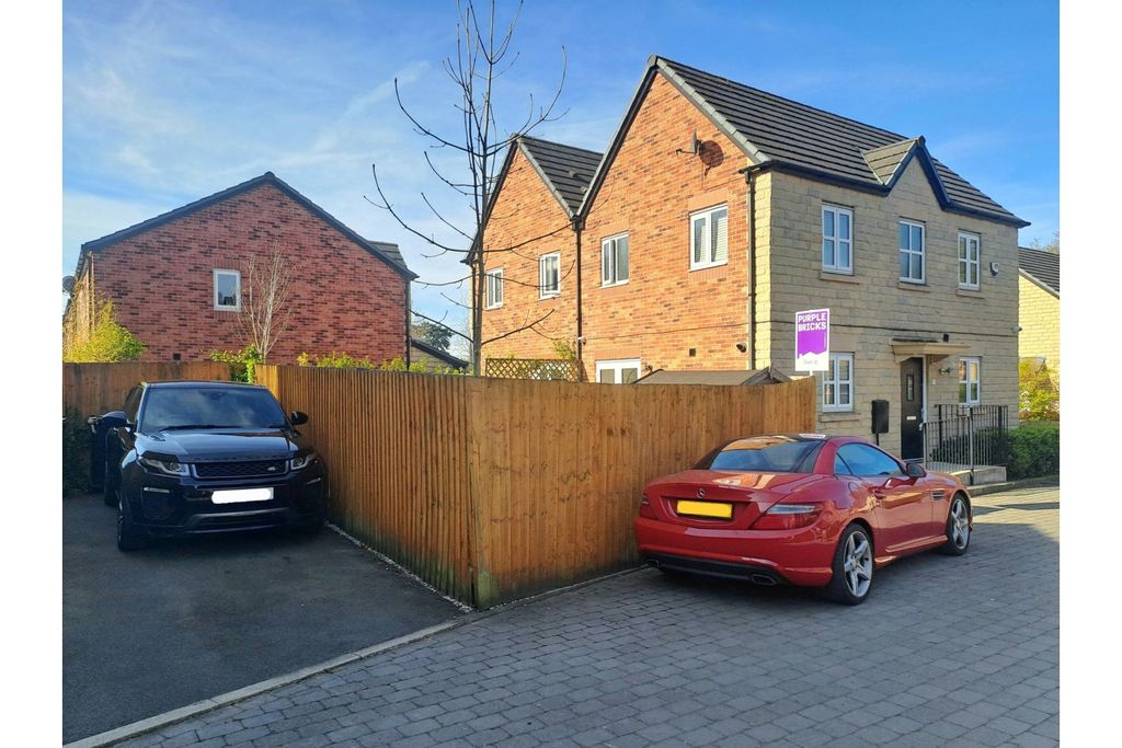 Property photo 2 of 18 Driveway
