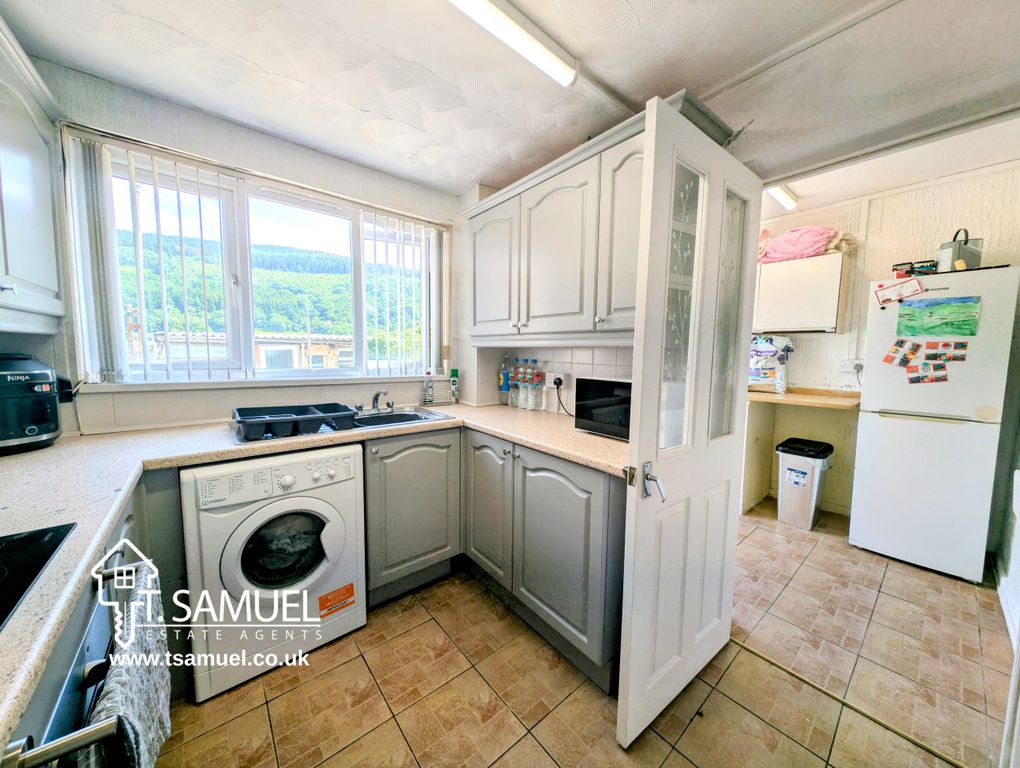 Property photo 3 of 23 Kitchen