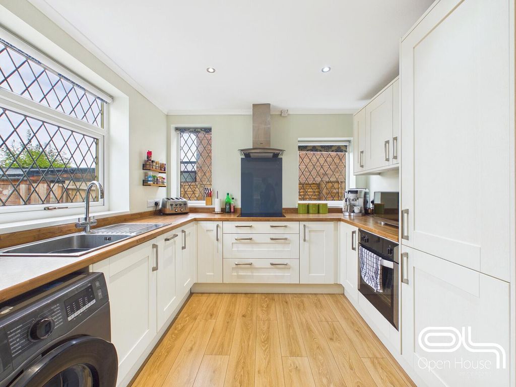 Property photo 3 of 18 Kitchen