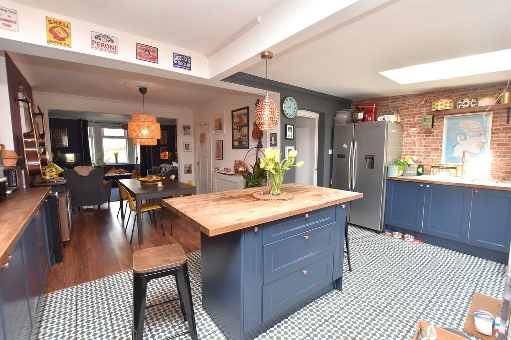 Property photo 2 of 21 Kitchen