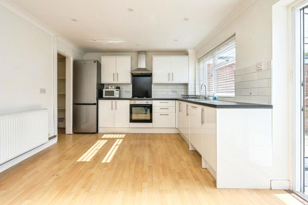 Property photo 2 of 14 Kitchen