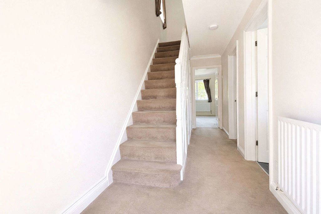 Property photo 3 of 19 Entrance Hall