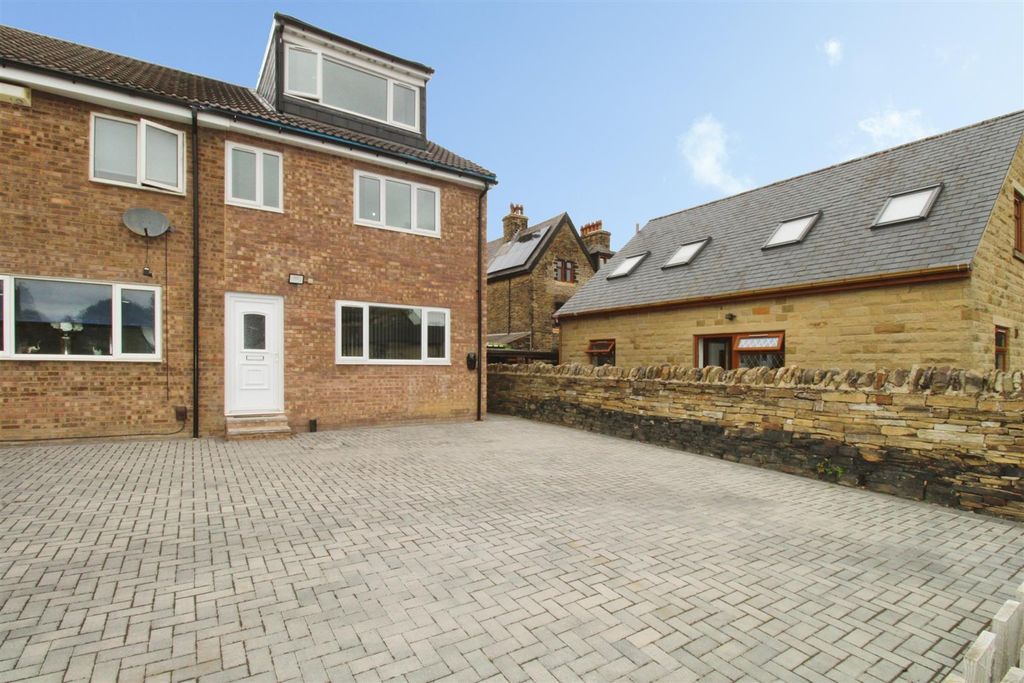 Property photo 1 of 17 Front External